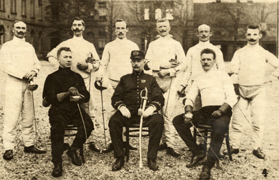 98592 Afbeelding van enkele leraren en de directeur van de Militaire Gymnastiekschool die gevestigd is in de ...